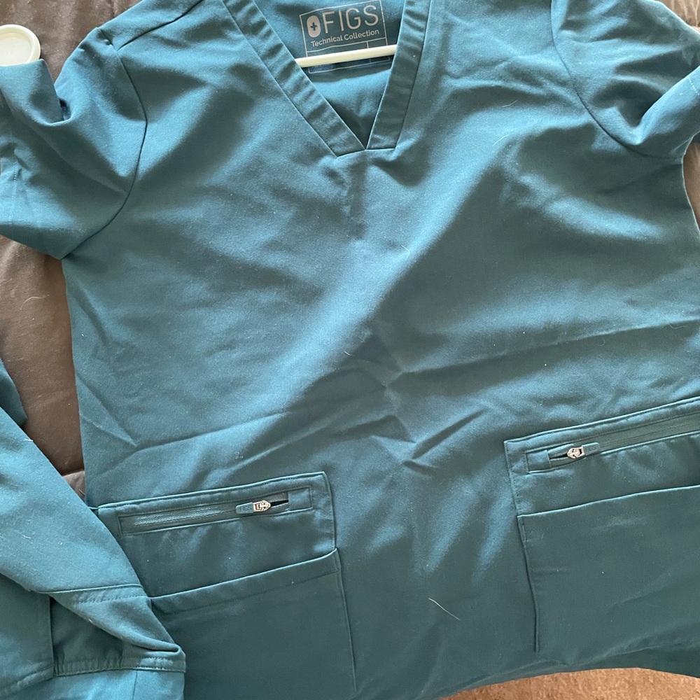 I set of  top and bottom figs scrubs like brand new!!
